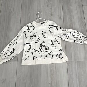 Zara branded crewneck size small, is thin and breathable